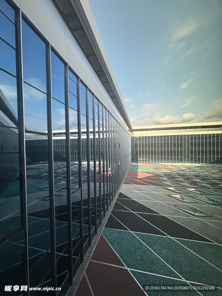 现代玻璃建筑外观风景