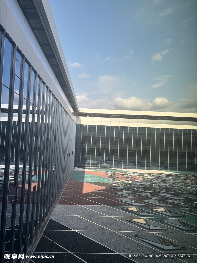现代建筑外观与开阔天空