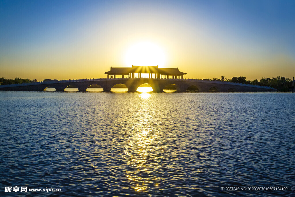 夕阳下的水边建筑美景
