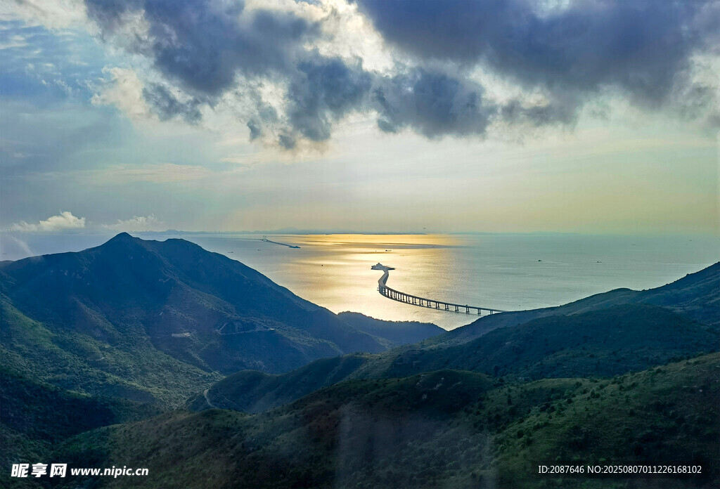 港珠澳大桥山海间的壮丽日落美景