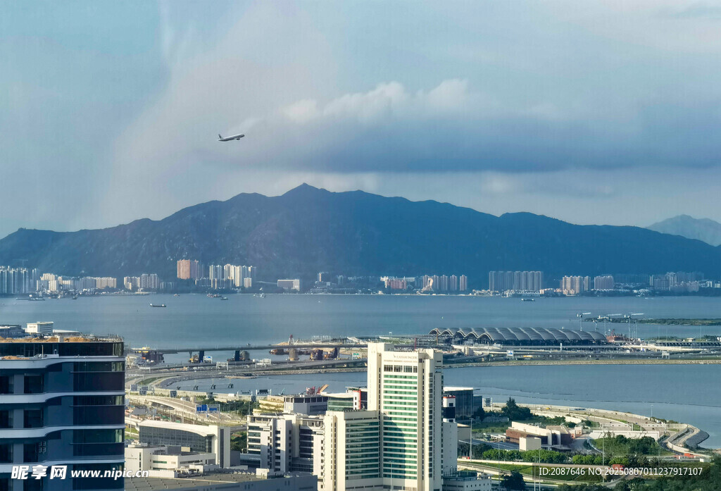 城市天际线与远山景观
