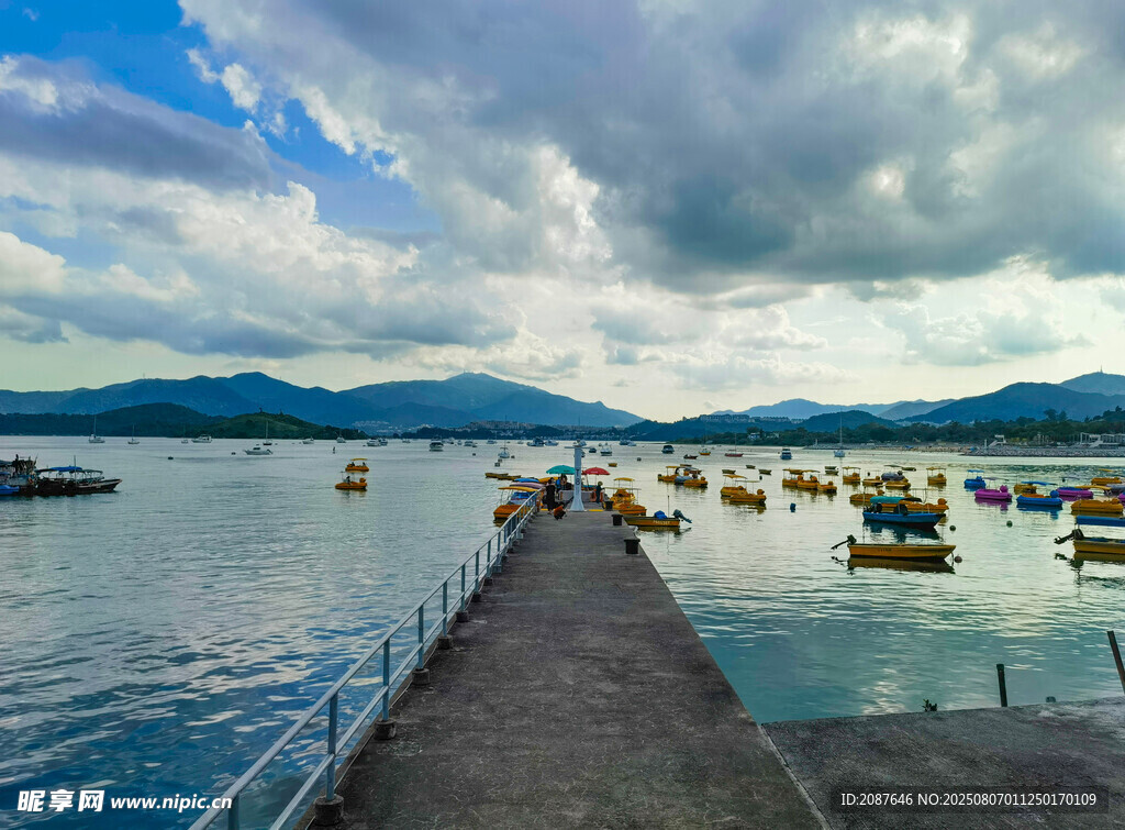 湖畔码头船只与山水景致