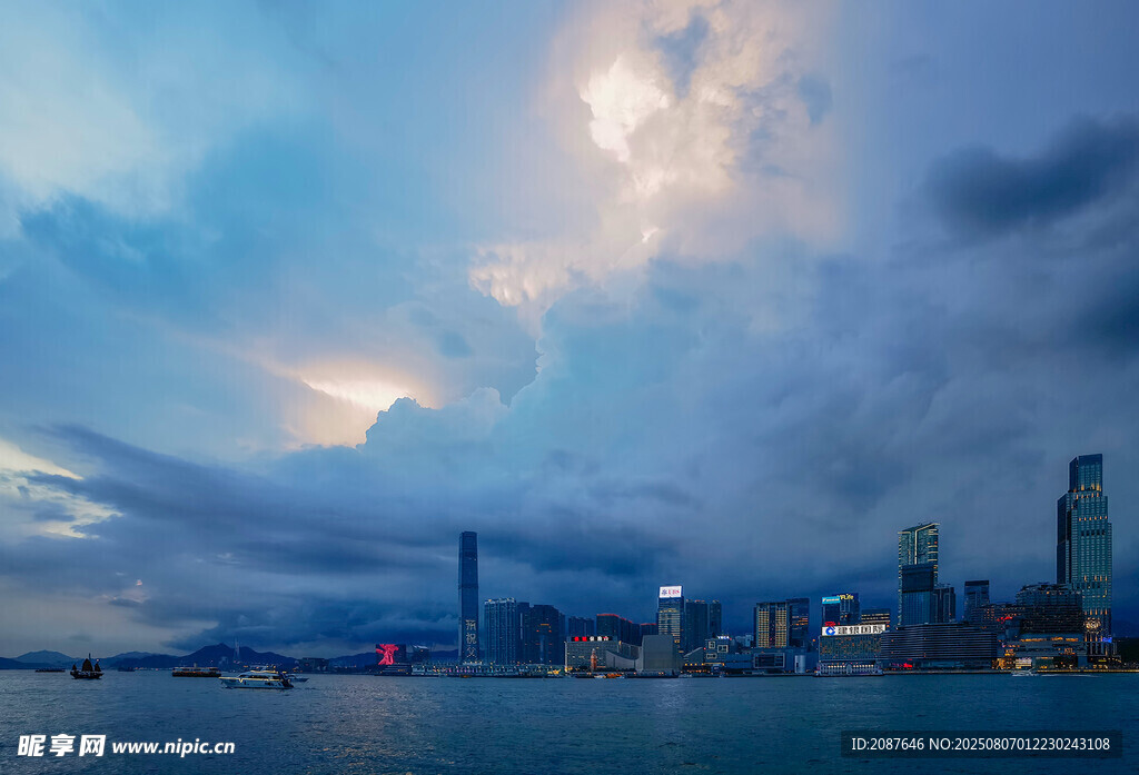 城市天际线与壮丽云海