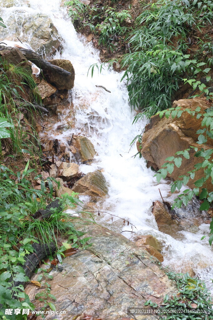 山间溪流