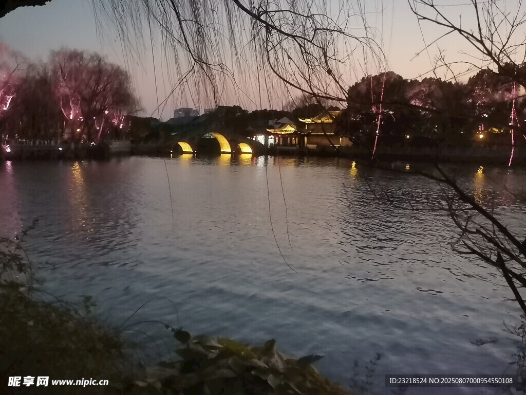 湖畔夜色美景