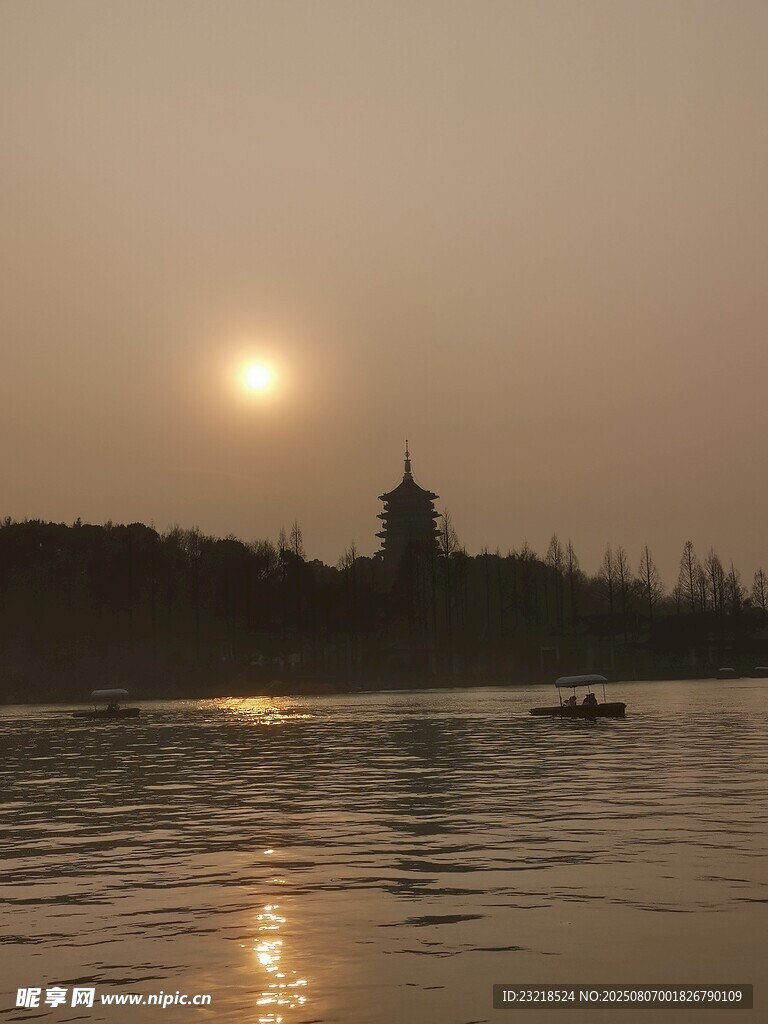 夕阳下湖面与远处建筑