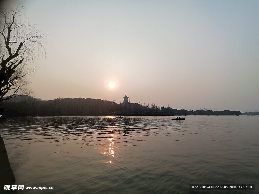 湖畔夕阳美景