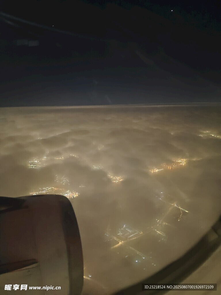 飞机窗外