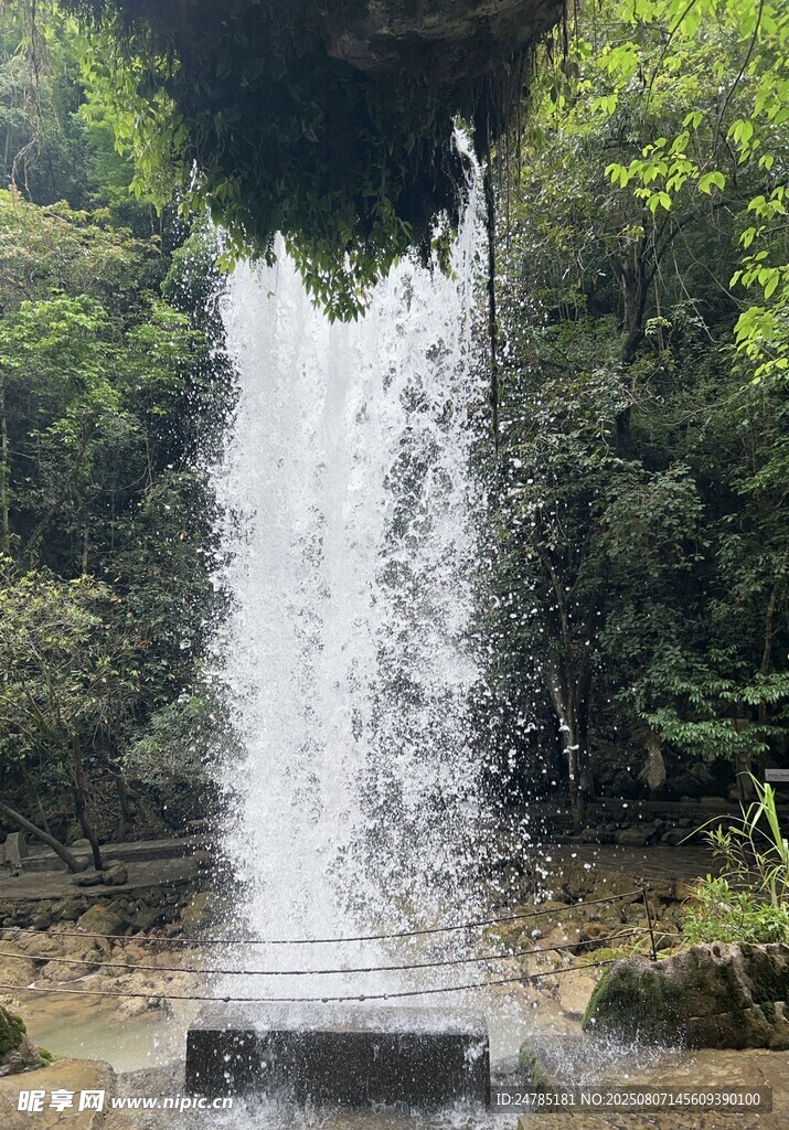 贵阳山间瀑布景观