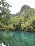 青山绿水间的静谧碧湖