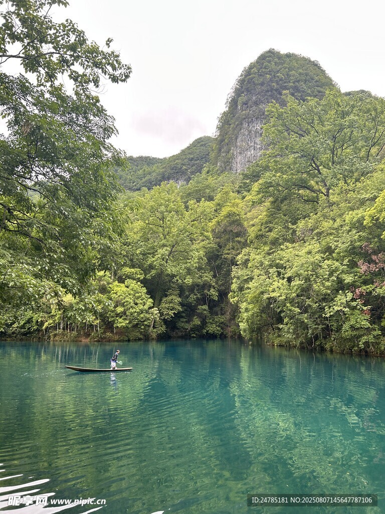 青山绿水间的静谧碧湖