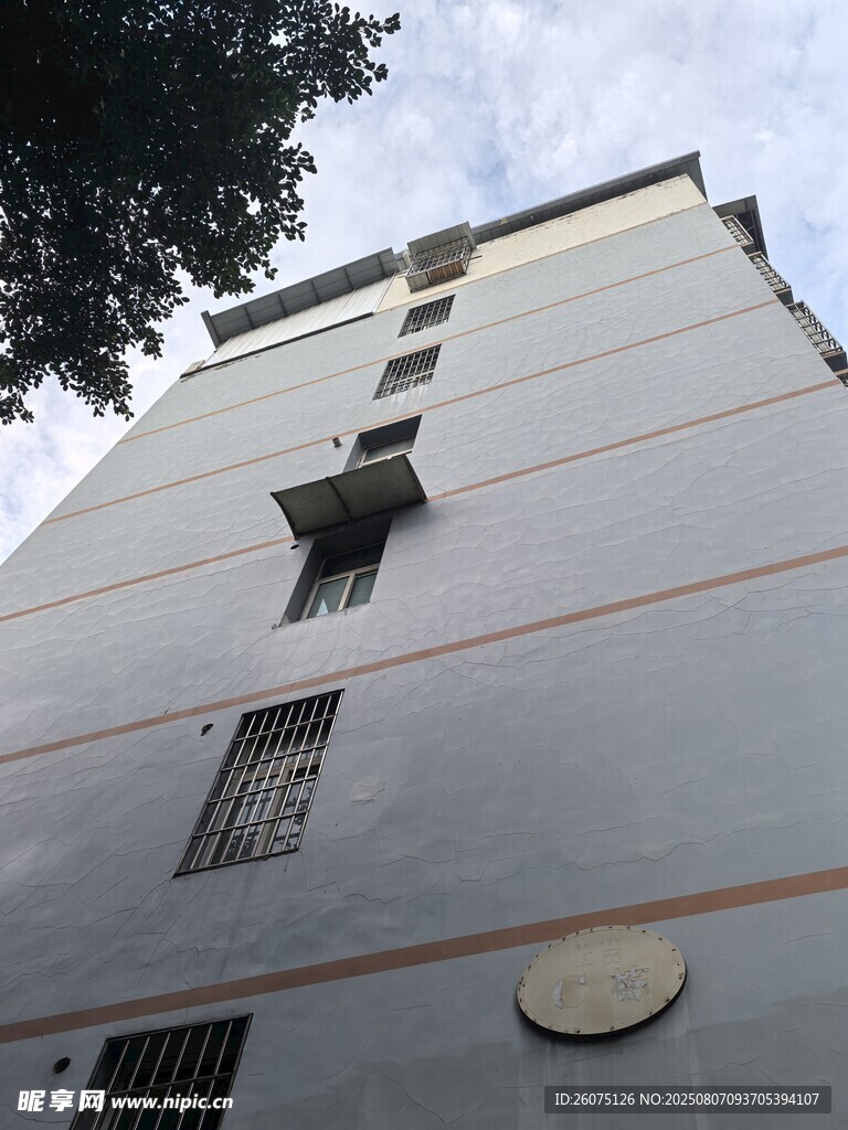 仰拍多层灰色建筑外观