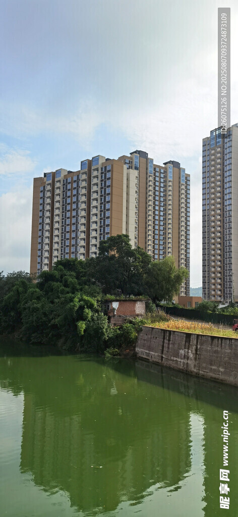 河畔高楼与水面倒影景观