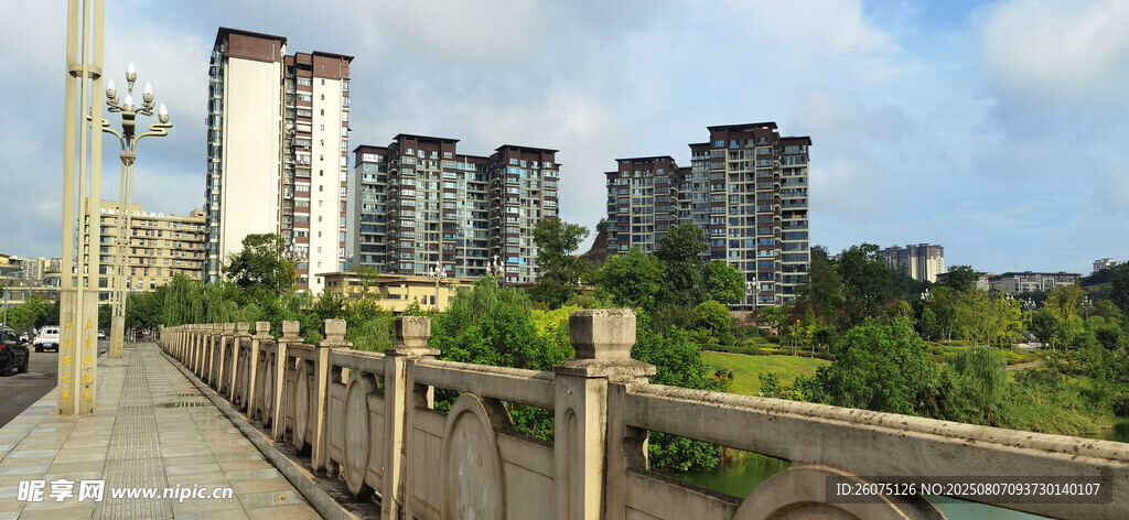 城市桥梁步道旁的高楼景观