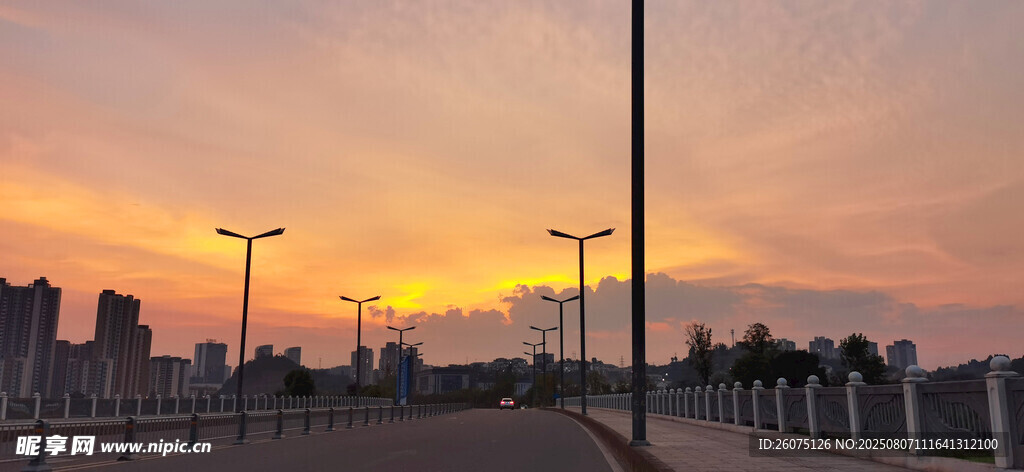 夕阳下的城市桥梁道路场景