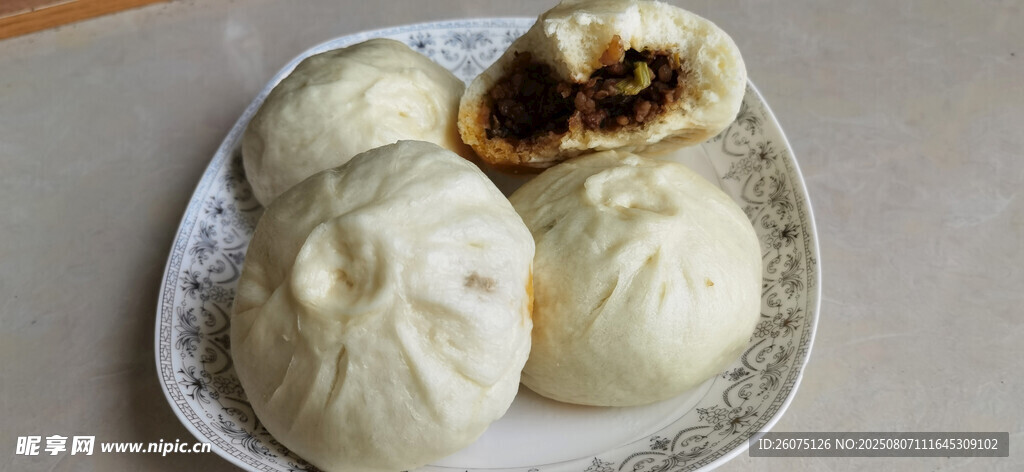 美味包子摆于盘中