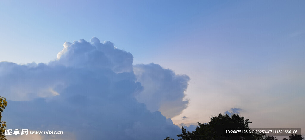 天边壮丽蓝紫色积雨云