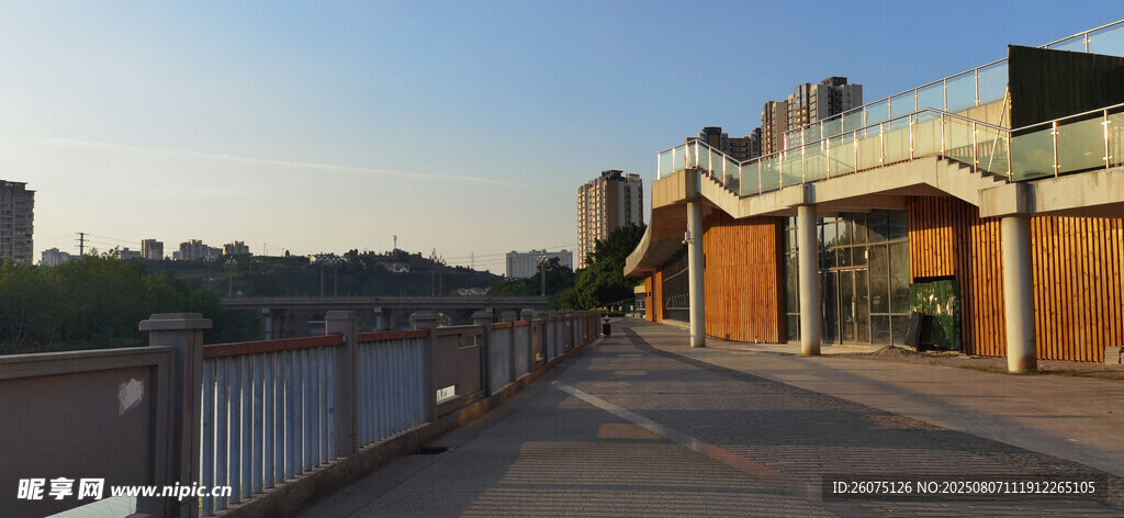 河畔护栏与建筑景观