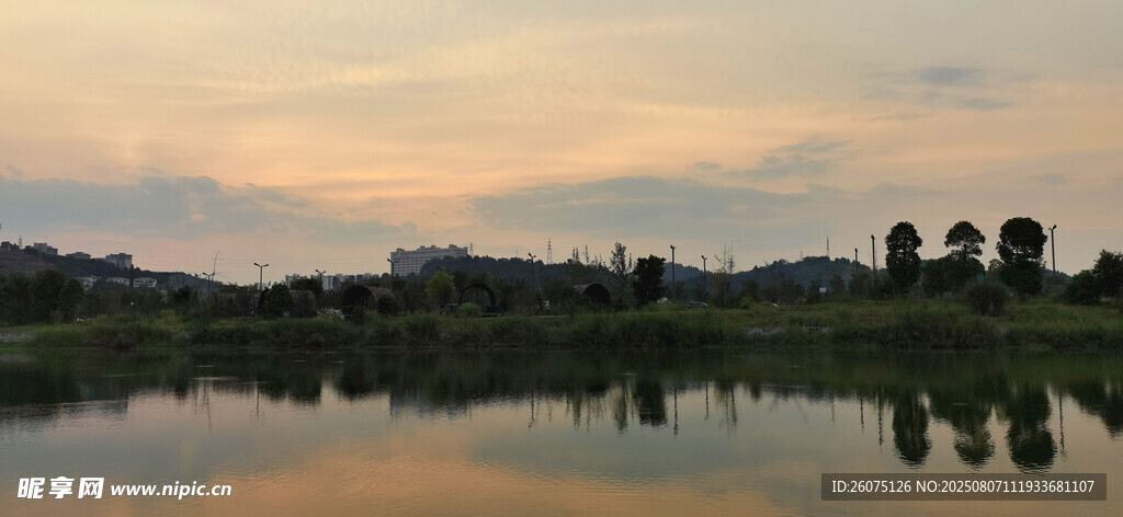 湖畔黄昏落日美景