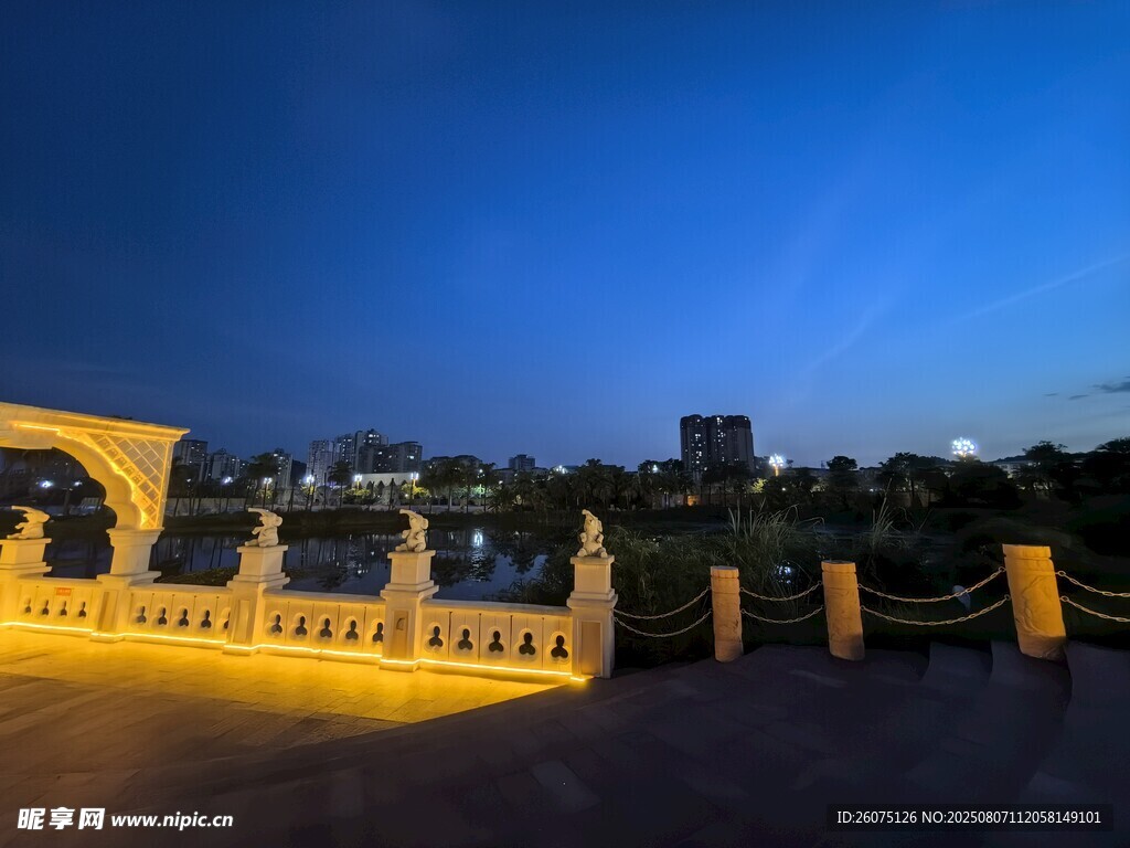 黄昏下的城市桥景