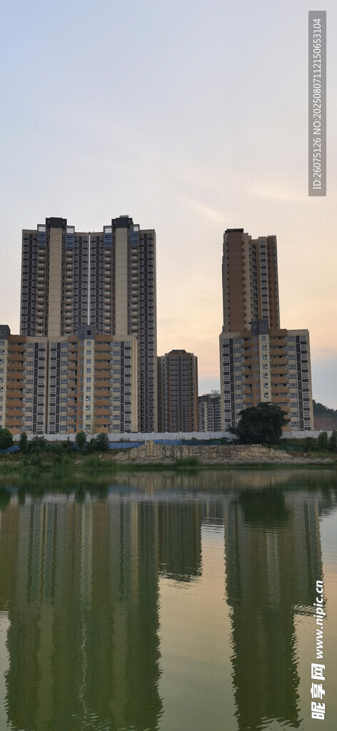 城市湖畔高楼倒影景观