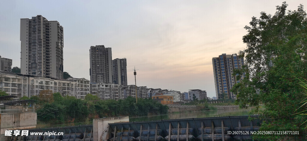 城市河畔高楼景观