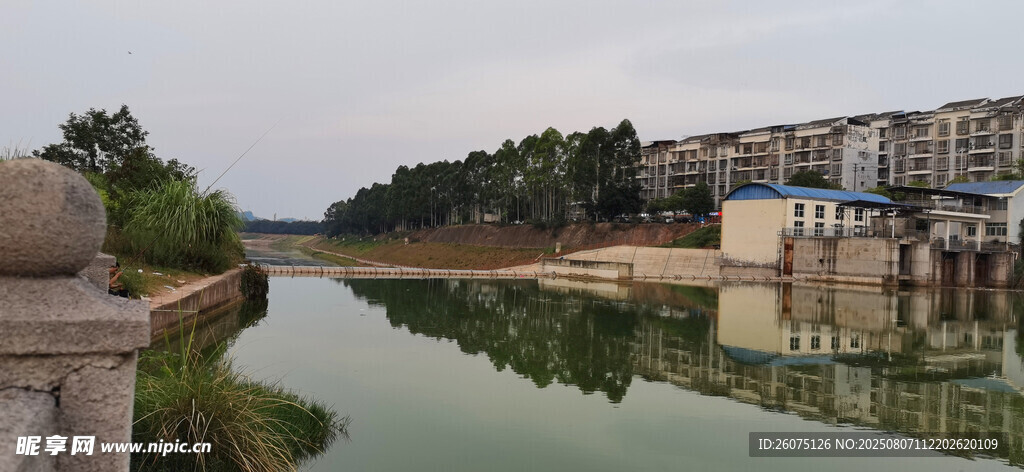 堤坝上游静谧水边建筑群