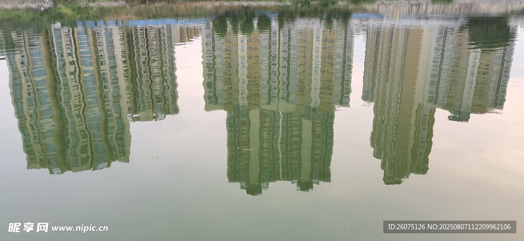 水中高楼倒影