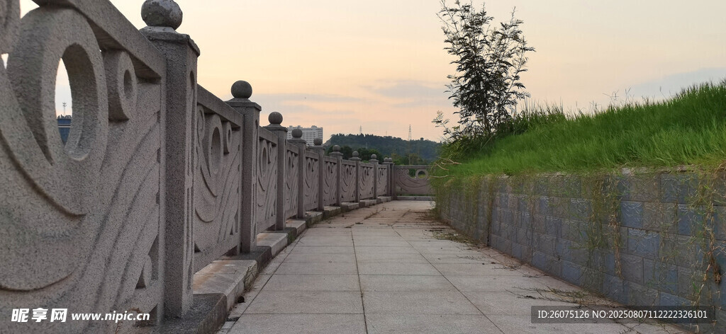 黄昏河畔石雕护栏与健康步道景观