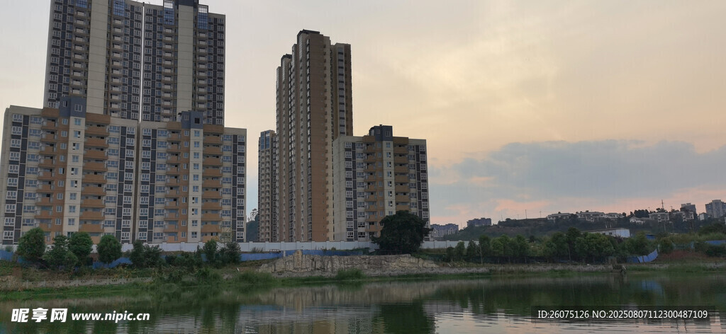 城市河畔高楼黄昏景致