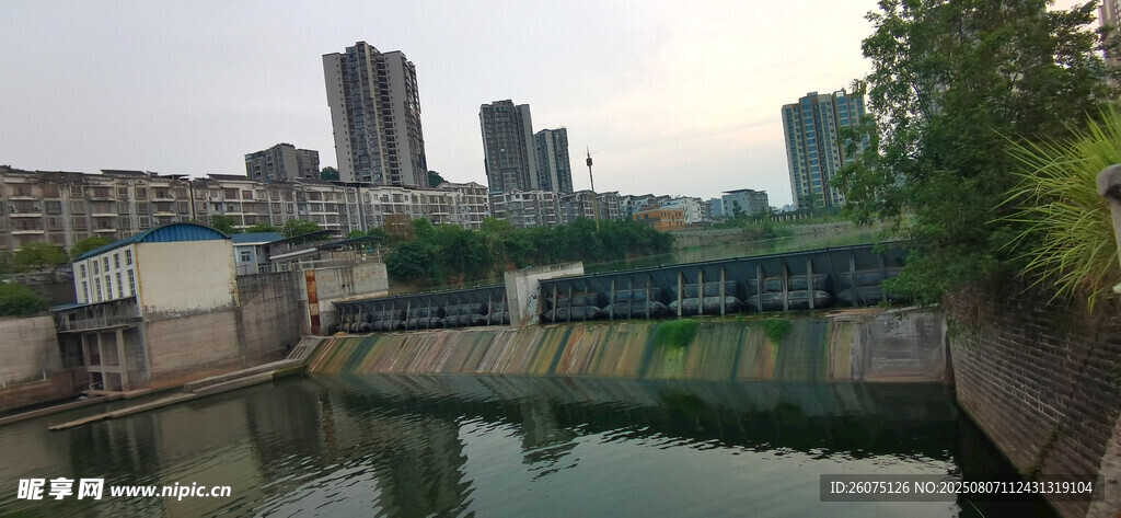 城市河畔堤坝风景