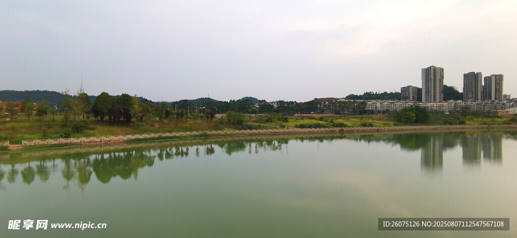 湖畔城市风光倒影美景