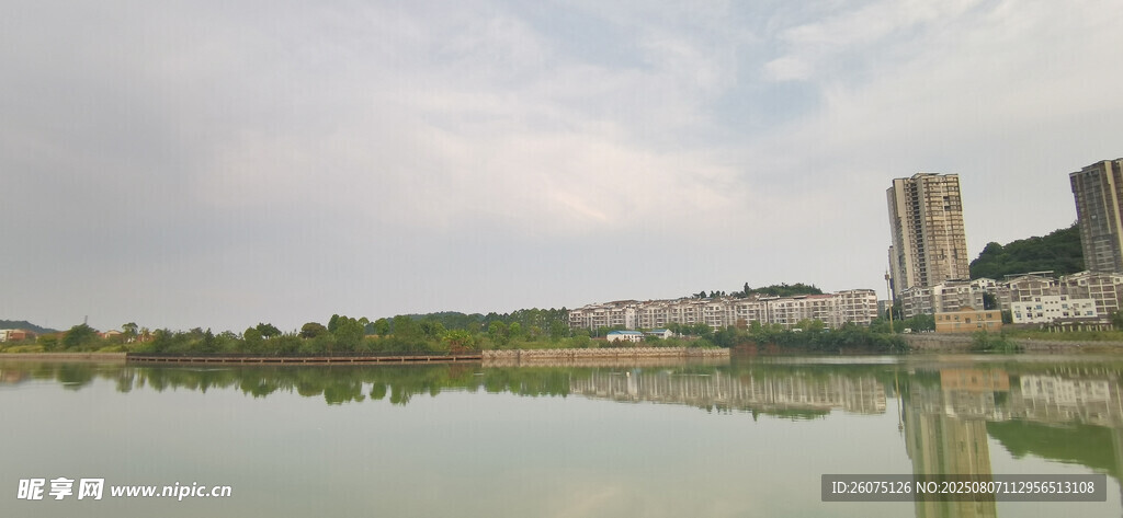 湖畔城市风光