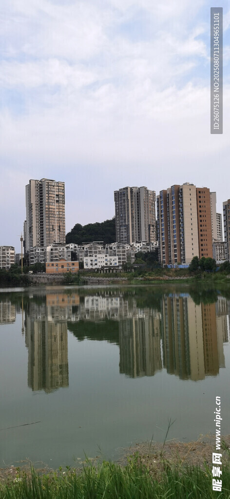 湖畔高楼倒影风景如画