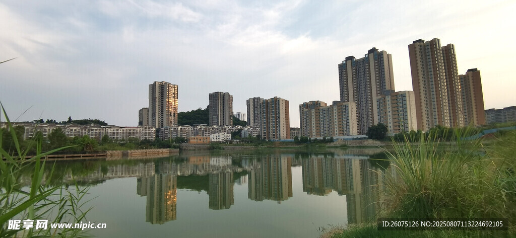 湖畔城市风光倒影美景