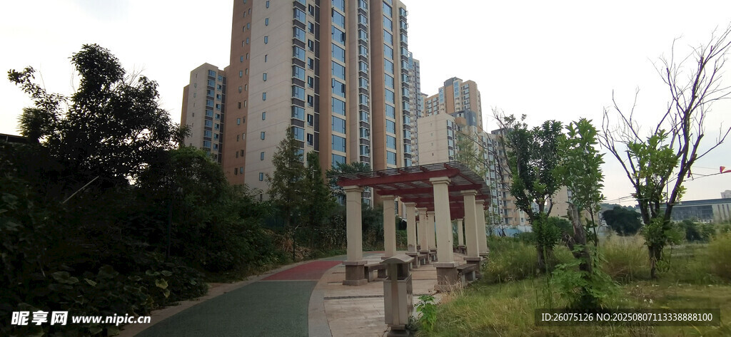 小区周边绿化与休息凉亭景观
