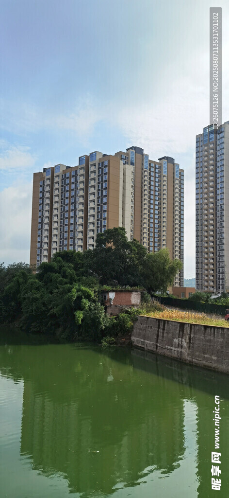 河畔高楼景观