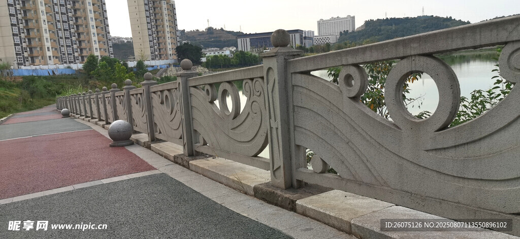 城市河畔雕花护栏景观