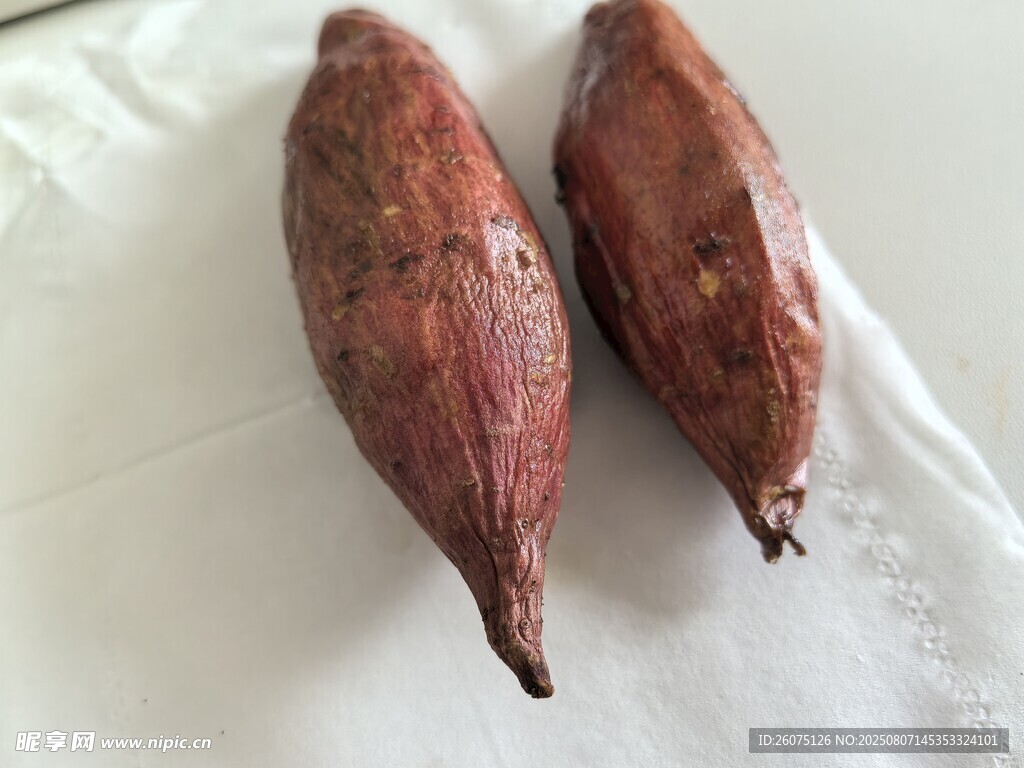 两个新鲜红薯特写
