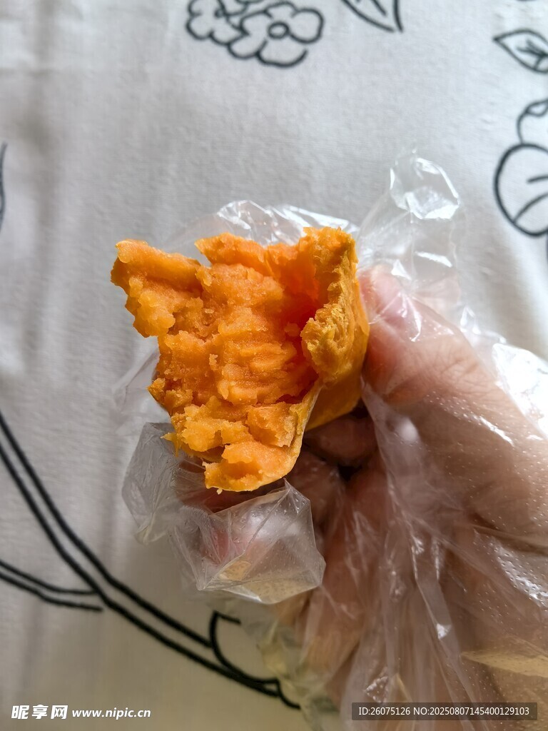 手拿掰开的烤红薯