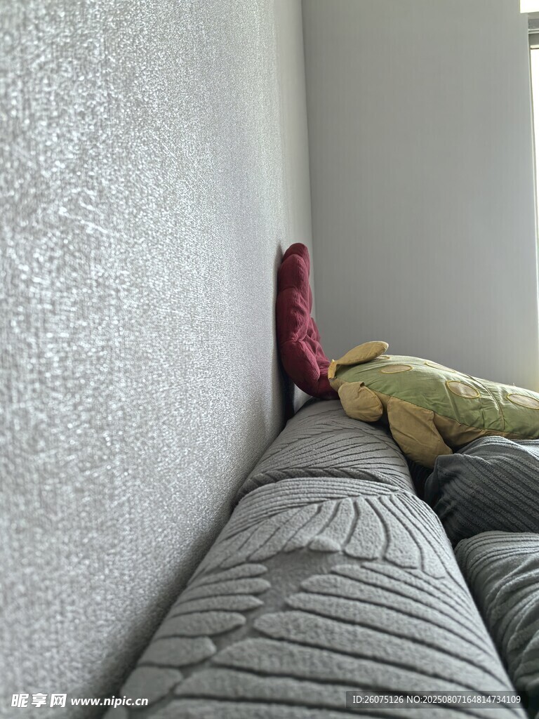 沙发靠墙与墙角处的多彩抱枕