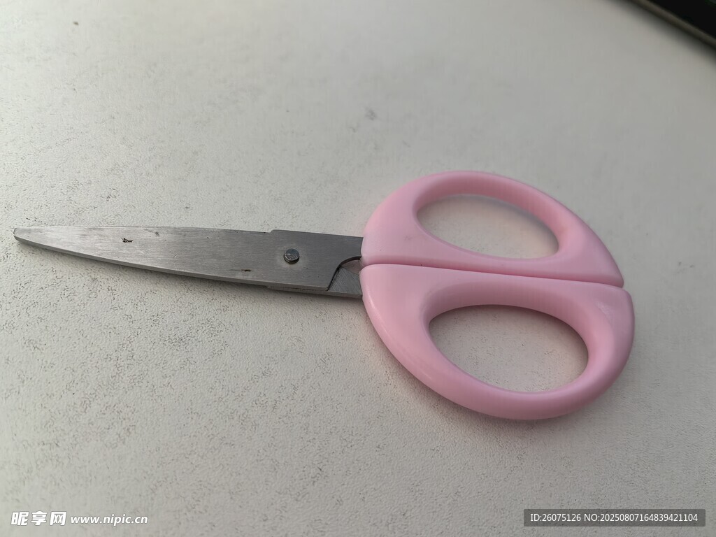 粉色小巧剪刀特写