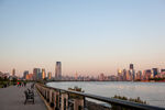 河畔城市天际线黄昏美景