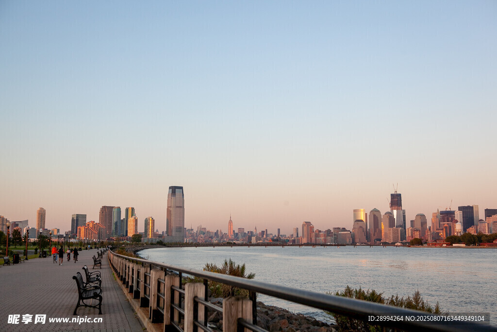 河畔城市天际线黄昏美景