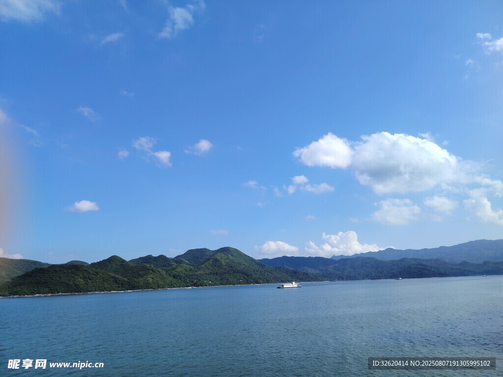 蓝天碧水间的秀丽湖景