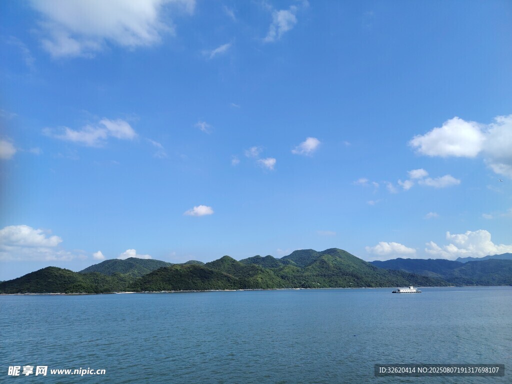 碧海蓝天中的山峦美景