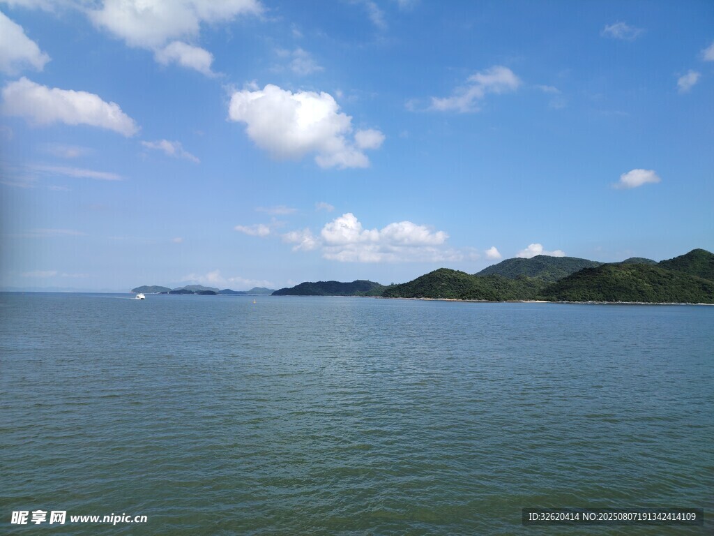 碧海蓝天远山风景如画
