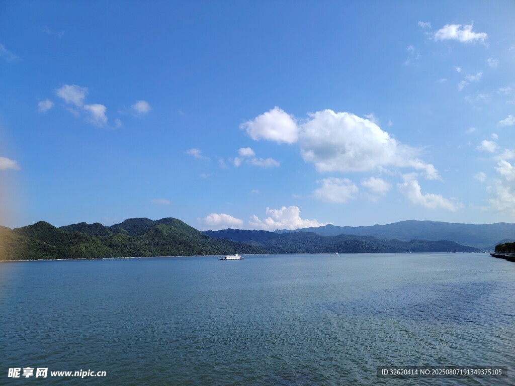 宁静湖景与远山蓝天