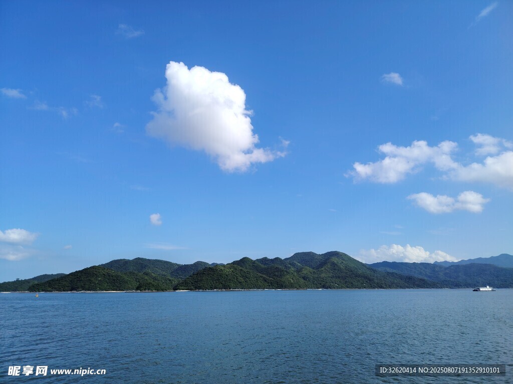 蓝天碧水间的秀丽湖景