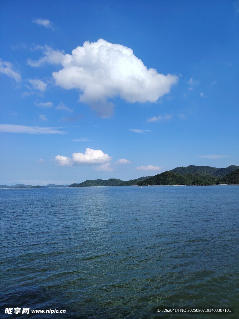 蓝天碧水间的宁静湖面